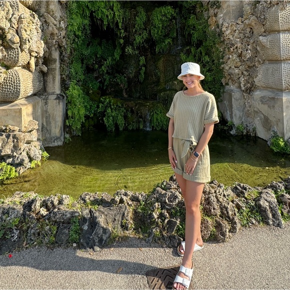 Meet your Posher, Melissa - Picture 3 of 4